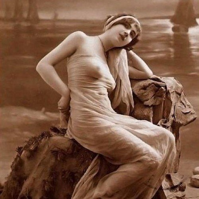 Tualet chotkasi bilan sikish porno video Sofiya Kashtanovayaning yalangoch fotosuratlari