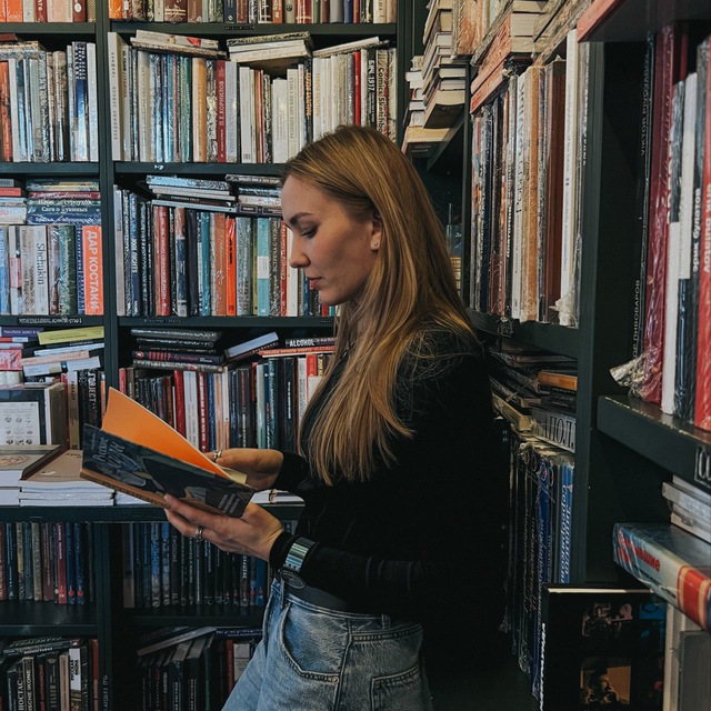 Лиззи со своими книжками