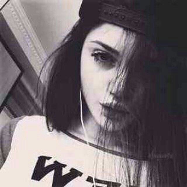 Xorozlarni sorayotgan fohishalarning yoqimli fotosuratlari Pantolonsiz neylonda