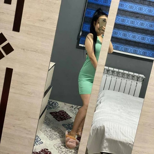 Супер қаһарман костюміндегі сексуалды қыз